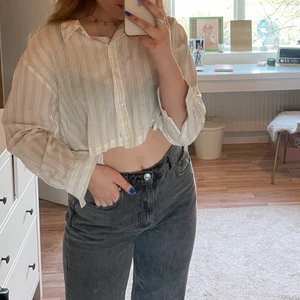 Skjorta - Superhärlig Croppad skjorta med beiga ränder. Fin till ett par jeans Elr till kjol på sommaren✌🏼 Strl M🙌🏼