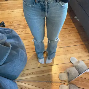 Ljusblå raka jeans från Zara med hål på knäna. Jag har klippt till en slits på båda benen då jag tyckte att de var lite långa för mig och tycker att de faller snyggare över skorna med slitsen. Dessa är använda ett fåtal gånger men är verkligen i bra skick! Jag är 1,65 och de är som sagt lite långa men tycker det är snyggt. 💗