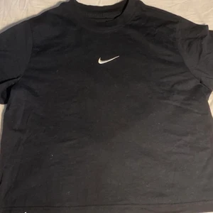 Nike tröja storlek L men passar 155 cm+ - Säljer denna tröjan för den inte kommer till användning. Köpt sommaren 2021 för 299. Den är i bra skick och passar mig bra. Ingen fläck elr smutts som inte går bort. Kontakta för bättre bilder. 