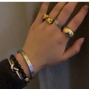 Säljer denna super fina guldiga ring! Ny pris va runt 450kr tror jag! (Inte ifrån marianillsdotter köpte den i en smyckes affär i Göteborg!) super fin och tung så väldigt väl gjord! ❤️(lånade bilder) storlek S skille jay säga 