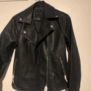 Skinnjacka oanvänd - Oanvänd skinnjacka feån newlook sälj pga vill ha större. Nypris ca 400kr 