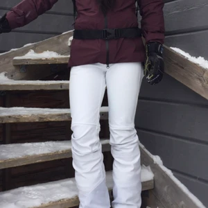 Skidbyxor Peak Performance XS - Säljer mina jätte fina vita skidbyxor från Peak Performance. Har samma modell i svart i S och ÄLSKAR dom! Men använder tyvärr inte dessa då de är för små för mig nu. Därför jag säljer dom.  Ps. Man får jätte snygg rumpa i dom!