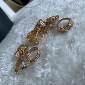 Ringar - 9 Guld ringar i storlek S-M. Från Gina, H&M, glitter och SHEIN. ALLA RINGAR KÖPS TILLSAMMANS! Oanvända. Köparen står för frakt 
