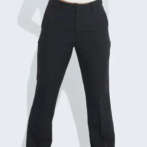 BIK BOK, kostymbyxor strl 34 - Säljer dessa kostymbyxor från BIK BOK då dom är lite för korta för mig, dom är använda ett ett antal gånger och kan nu inte användas längre eftersom de är för små/korta, strl 34 men skulle säga att de passar en 36 om man är kortare. 