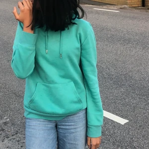 Hoodie - Basic hoodie som ej kommer till användning. Passar S/Xs. Säljer för 100+frakt. 