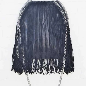 Väska med fransar  - Super fin och rymlig väska med fransar, finns kort och långt axelband beroende på hur man vill att den ska hänga 🌸