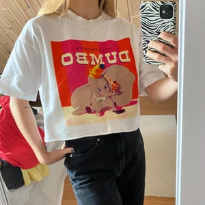 Oversize T-shirt  - T-shirt i oversize modell med Dumbo tryck ifrån märker Cropp i storlek xs. Fint skick❤️