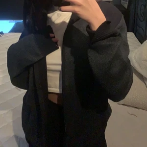 Kofta/tröja - Säljer denna mysiga tröja/kofta. Den har tragkedja och är marinblå. Väldigt bra skick och använd fåtal gånger. Den är oversize för mig som har storlek xs till m. Så den passar mellan S och L skulle jag säga. 