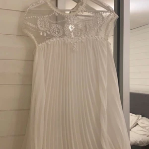 Vit student klänning - Klänningen är från Australien och kostar ca 900kr nypris, fick den av min pappa så Vetinte exakt vilken sida den kommer ifrån. Köparen står för frakten 