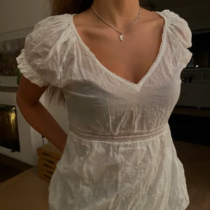 Vit topp🤍 - As fin vit topp med coola detaljer🤍 är i storlek S men passar också en M💞 frakt ingår inte💫