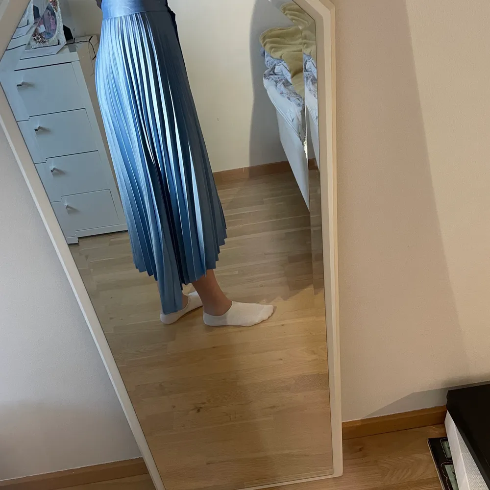 Blå assymetrisk kjol från stradivarius. Storlek: xs Pris:120kr + frakt. Hameet.