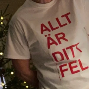T-shirt  - T-shirt med kul tryck! Knappt använd. Storlek M  men funkar även om du brukar ha S. 