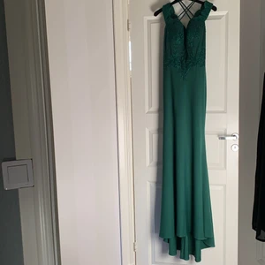 Balklänning  - Ny balklänning, aldrig  använd. Inköpt på klänningsbutik i Malmö. Från Helena Krona of Sweden. Storlek M. Inköpt för 2500kr . Priset går att diskutera 