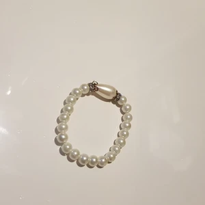 Armband  - Säljer denna armband för att den inte kommer till användning, den är i bra skick.