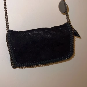 Väska - Säljer min stella inspirerade väska, som är några år gammal, men fortfarande i fint sick💕