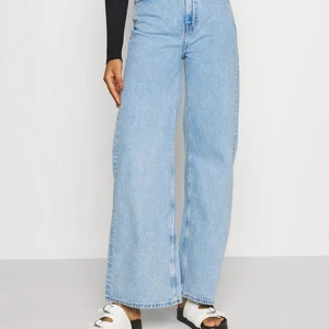 weekday ace jeans - Weekdayjeans i modellen ace W25 L30. Står inte vilken färg men gissar på deras ”pool blue” slltså en klassisk blå. inte den allra justaste men ändå en ljusare jean färg. Ser mörka ut på bild pga bild tagen på kvällen 