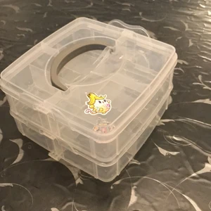 Förvaring lådor pyssel  - Säljer den här pga den har bara varit i mitt rum den är i gott skick har aldrig använt den köpte lådan som har 2 plan för 75 säljer för 30 kr man.Står för frakten kontakta vid intresse!❤️💗