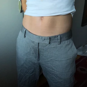 Kostymbyxor - Ett par jätte fina kostymbyxor som är lite åt det silvriga hållet💕super coola och väldigt unika🤩vida vid fötterna och lite tajtare där uppe💕