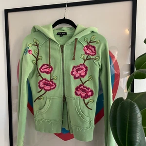 Hoodie bikbok vintage - En hoodie från Bikbok för flera år sedan. Går att öppna från båda hållen på dragkedjan. Så fin!!! Storlek XS 