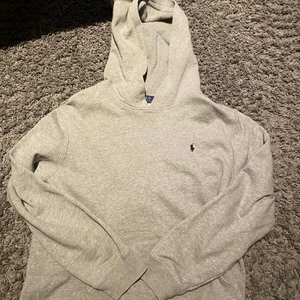 Ralph Laurent - Säljer en jättefin Ralph Laurent Hoodie, använd 2 gånger och sedan bara legat garderoben. Passar S men även en liten M. Kan gå ner i pris vid snabb affär.  Mvh 