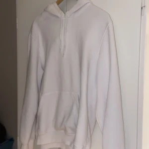 Vit hoodie  - En fin vit hoodie som inte kommer till användning , skriv vid intresse eller frågor ☺️