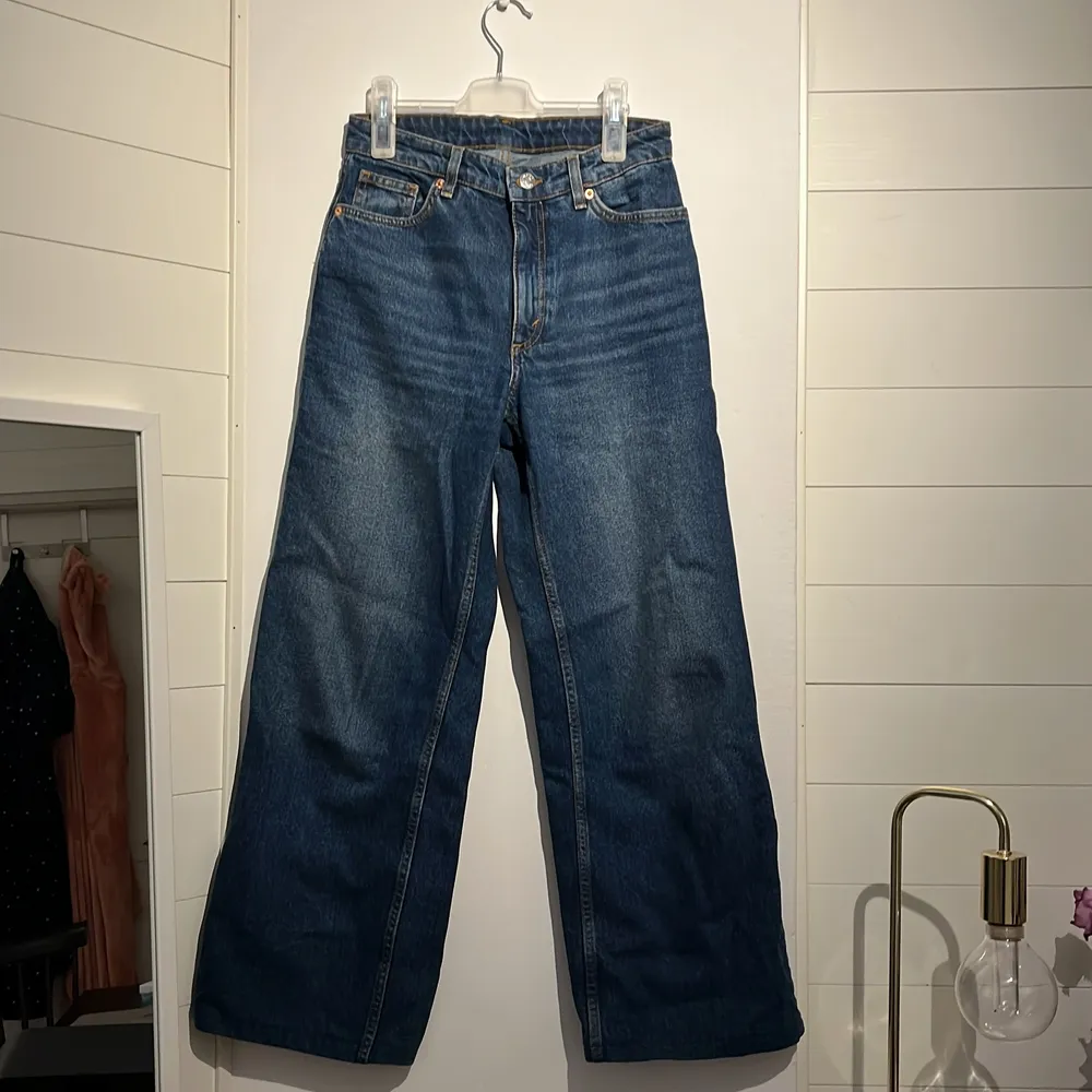 Snygga jeans ifrån Monki i Yoko modellen som inte längre används! Har sytt om dem i benen för att passa en 165 cm tjej . Jeans & Byxor.