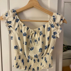 Blus - Väldigt söt blus. Utmärkt skick då jag aldrig använt den. Storlek XS.