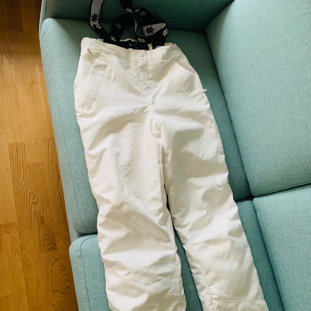 Vita skidbyxor i storlek XS med svarta hängslen som nu blivit för små för mig, Använda endast ett fåtal ggr, i fint skick. . Jeans & Byxor.