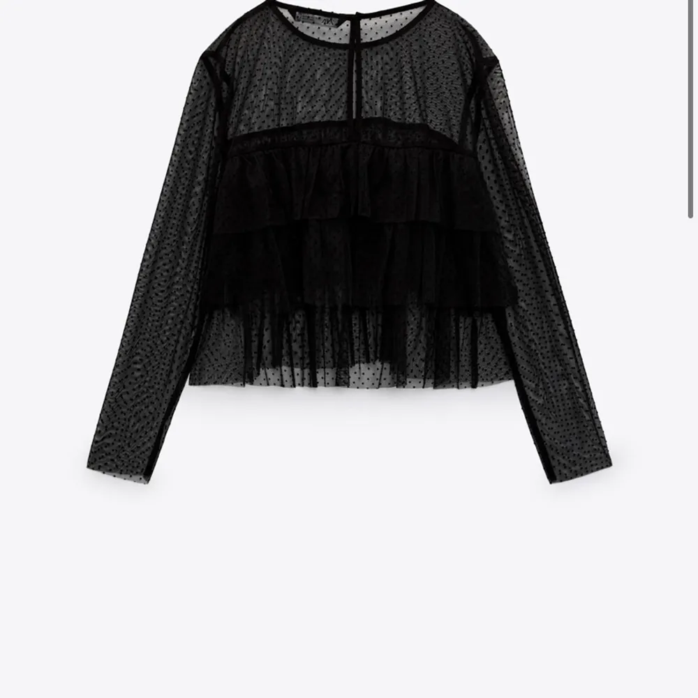 Intressekoll på denna slutsålda tröja från Zara, storleken är L men sitter som en S-M, använd typ 2 gånger. Kontakta mig om du är intresserad❤️‍🔥❤️‍🔥pris kan diskuteras . Toppar.