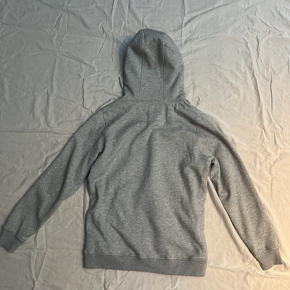 WU-TANG hoodie köpt på junkyard, använd 1 gång så den är väldigt bra i skick. Passformen är rätt oversized för den som gillar det :)                                                                      Skick:9/10. Hoodies.