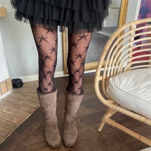 Boots - Säljer mina uggs! Är typ boots som är fodrade. Jag har bara använt de två gånger så de är i fint sick. De är från uggs!!!Bilderna är lånade!❣️