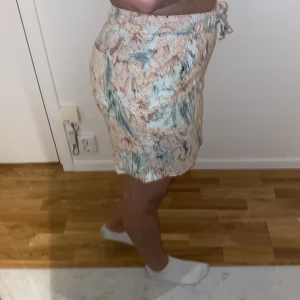 Blommig kjol - Blommig kjol som jag har bara använt en gång på sommaren, är i jätte bra skick i storlek 38 från Esmara 