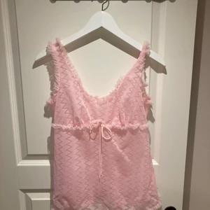 Vintage babydoll/linne - Älskar denna!! Men tyvärr lite för liten för mig:( står ingen storlek men uppskattar den till en XS/S ungefär! Volangen har gått upp lite på ena axeln som bilden visar men ganska lättfixat!  