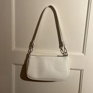 Gina tricot väska - Snygg vit axelväska från Gina tricot! Använd ett par gånger men ser ny ut! Nypris: 299kr💌