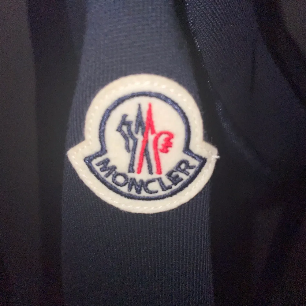 Moncler zip hoodie, aldrig använd tagsen sitter kvar på tröjan. Nypris 5 500.. Tröjor & Koftor.