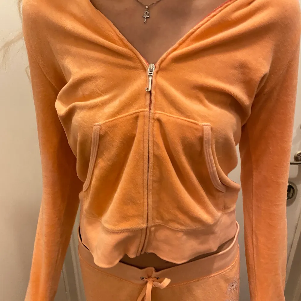 min mammas gamla juicy couture set, använt en del men ser fortfarande fint ut! lite orange/rosa färg😍 underdel strl M å överdel L men passar även bra på mig som är XS/S. Övrigt.