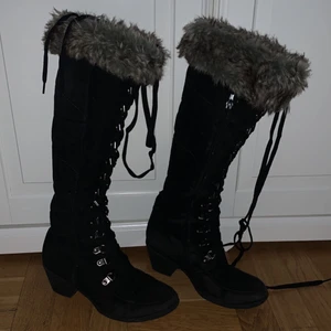 Varma skor - Kängor som är köpta på secondhand för ca 100kr, använda ett par gånger av mig men dem är för stora, tyvärr. Frakt räknas ut vid intresse