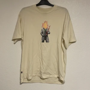 Sweet sktbs t-shirt från Junkyard - En baggy t shirt som är riktigt snygg. Inte tvättad på bilderna. Är bara använd några få gånger. M men passar L och XL.