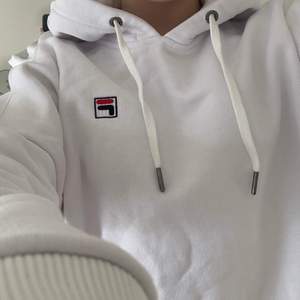 Vit jätte fräsch hoodie från Fila i storlek S! inga defekter alls! Köpare betalar frakt: 66 kr spårbart 💋