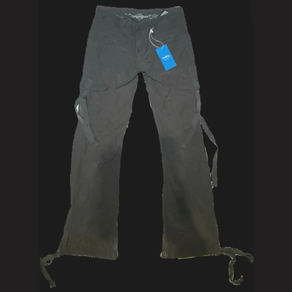 jag säljer mina lågmidjade baggy cargopants! dom är mörgrå/militärgröna och har fickor på benen samt coola fickor där bak. köpta från sellpy och jag säljer pga fel storlek! ”bältet” på första bilden kommer med!!! OBS lånad bild💞💞 . Farkut & Housut.