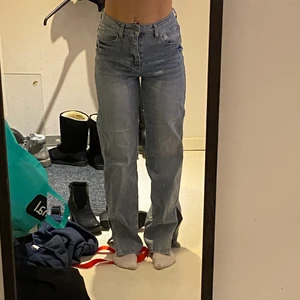 Place du your jeans - Jätte snygga högmidjade jeans med slits i storlek 36. Lite långa för mig som är en och 64. Jätte sköna med bra passform och en fin liten stjärna i sidan av ena fickan ⭐️ 