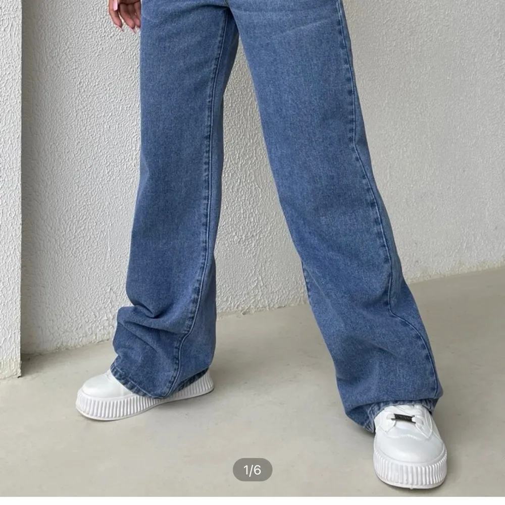 Säljer ett par byxor från shein i strl M aldrig använda. Ganska små i storleken så skulle nog säga att dom passar strl S. Köparen står för frakt.. Jeans & Byxor.