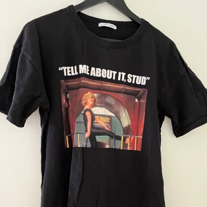 T-shirt  - T-shirt med tryck, Storlek S och den är oversized i modellen 