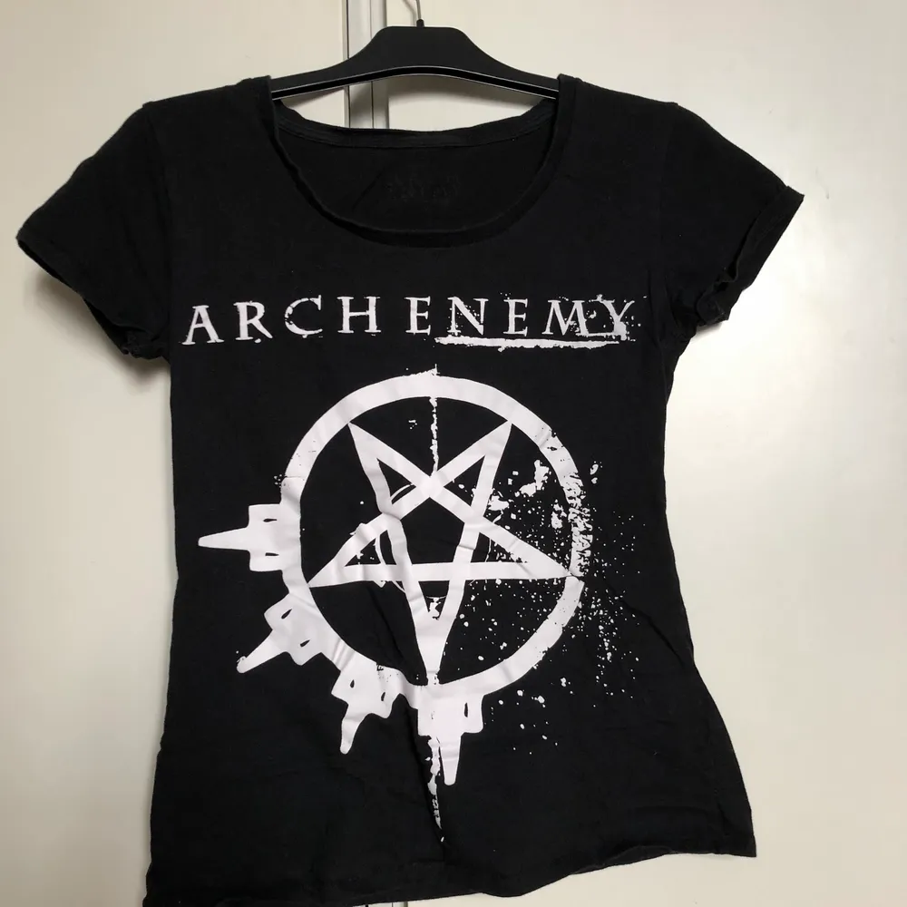 Säljer nu min Arch Enemy merch då jag inte lyssnar på dem längre. Köpt från Emp, väldigt fint skick och i bra kvalitet! Tryck både fram och bak (som ni ser på bilderna). T-shirts.