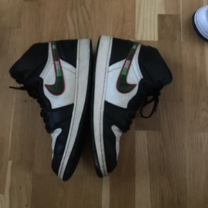 jordan 1 - Aj1 a star is born. Hög modell. Använda men i bra skick. Kan mötas upp annars kostar frakt.