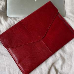 Ett jättefint laptop fodral i äkta läder som jag köpte på Plick men var precis för liten för min laptop i 13 tum, så jag säljer vidare 💓