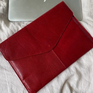 Laptopfodral läder - Ett jättefint laptop fodral i äkta läder som jag köpte på Plick men var precis för liten för min laptop i 13 tum, så jag säljer vidare 💓