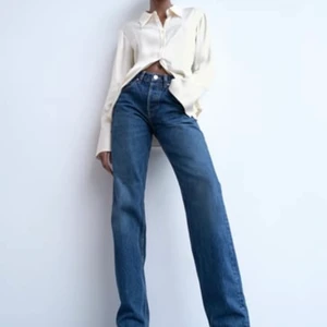 Zara mid rise straight - Zaras populära mid Rise straight jeans i en färg som inte längre finns kvar. Superbra skick!! Hör gärna av dig med frågor!!🤍