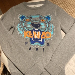 Kenzo tröjja storlek S  - Super fin kenzo tröjja andvänd ett fåtal gånger, ser ut som ny sitter super fint på