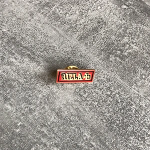 Rizla Papers Pin - Rizla Papers Pin. Väldigt ovanlig! Pris 50kr + 13kr i fraktkostnad.